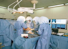 流式バイオクリーンルームでの人工関節手術風景